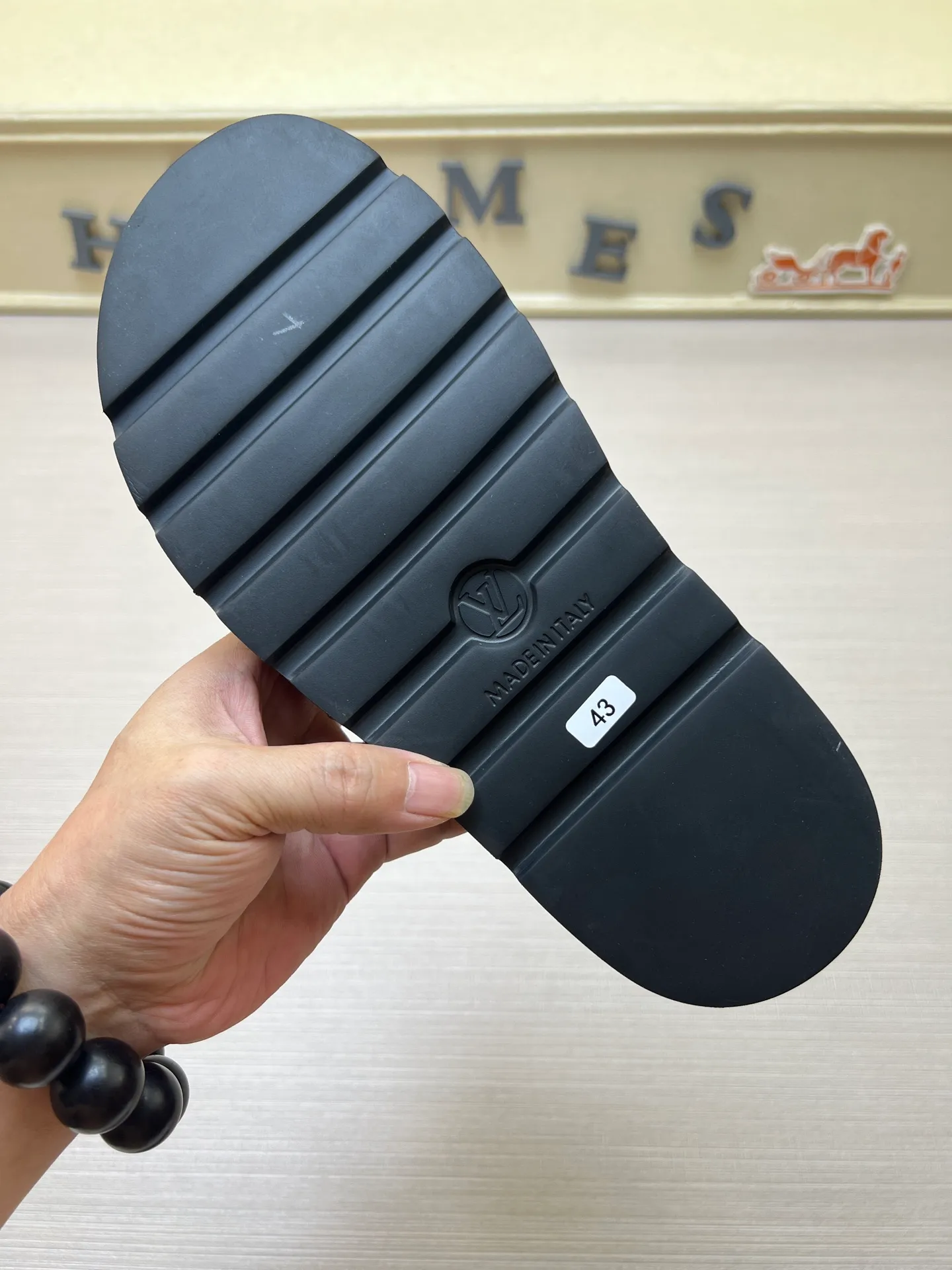 Factory price: 360💰【LOUIS VUITTON】Louis Vuitton, LV printing, men's and women's slippers are on the market, drawer box packaging with cloth bag, card, the upper pattern looks very soft and waxy, super versatile leg slimming artifact. Fabric: imported denim/canvas/old fabric, LV hardware LOGO, official website pattern printing, comfortable to wear, foot pads: high elastic men's shoes💰U water table. Sole: foam sole, heel height: about 5cm. Code number: 35-46, 35, 45, 46 are custom-made and non-returnable. Color: multiple colors and styles available.